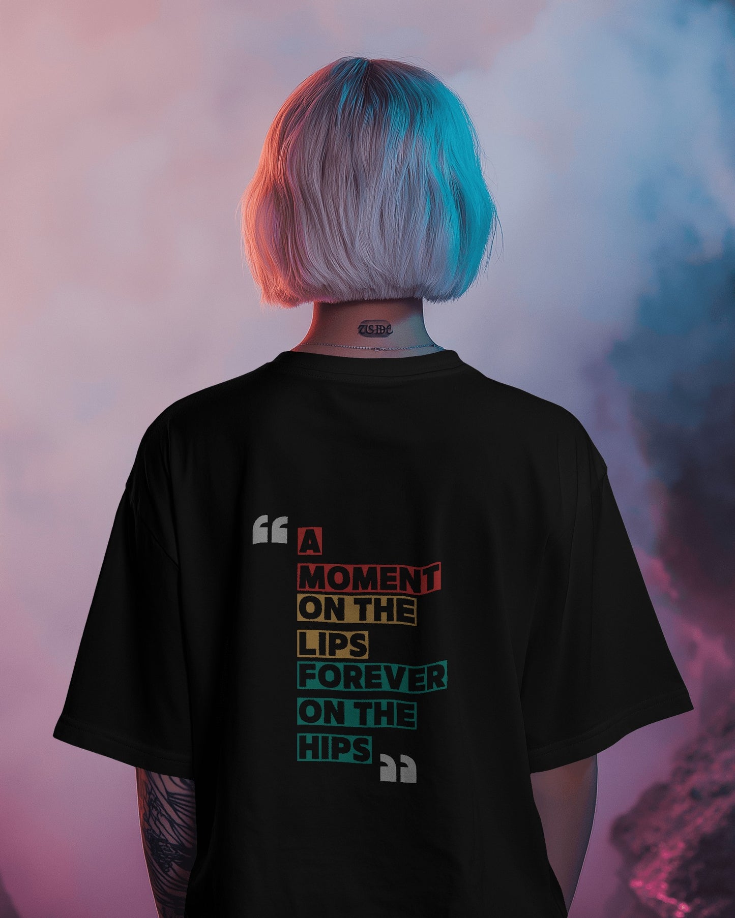 Camiseta unisex de gran tamaño con el mensaje Un momento en los labios, siempre en las caderas