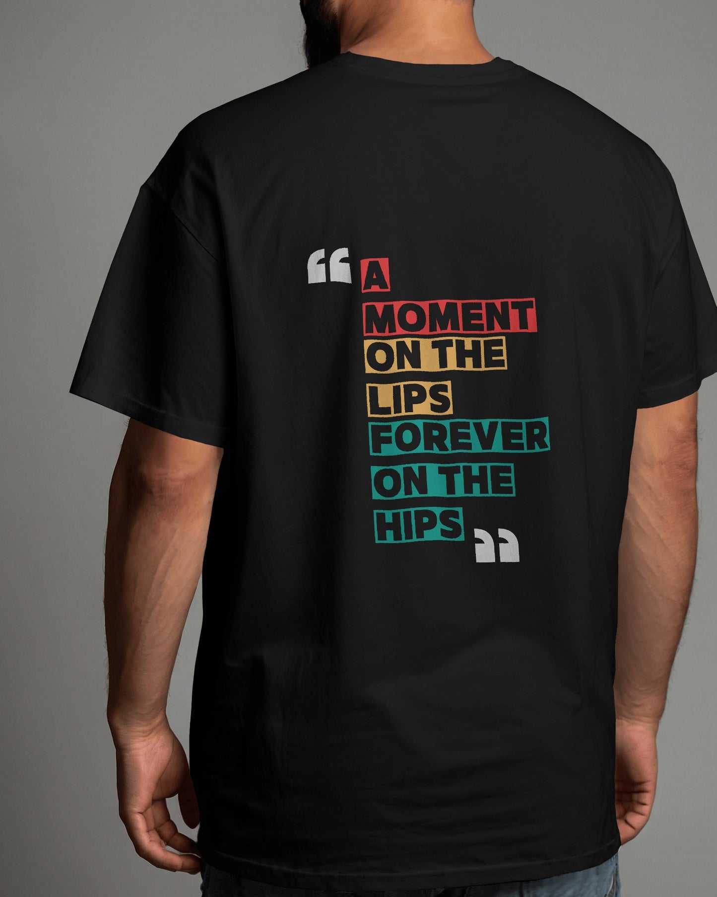 Camiseta unisex de gran tamaño con el mensaje Un momento en los labios, siempre en las caderas